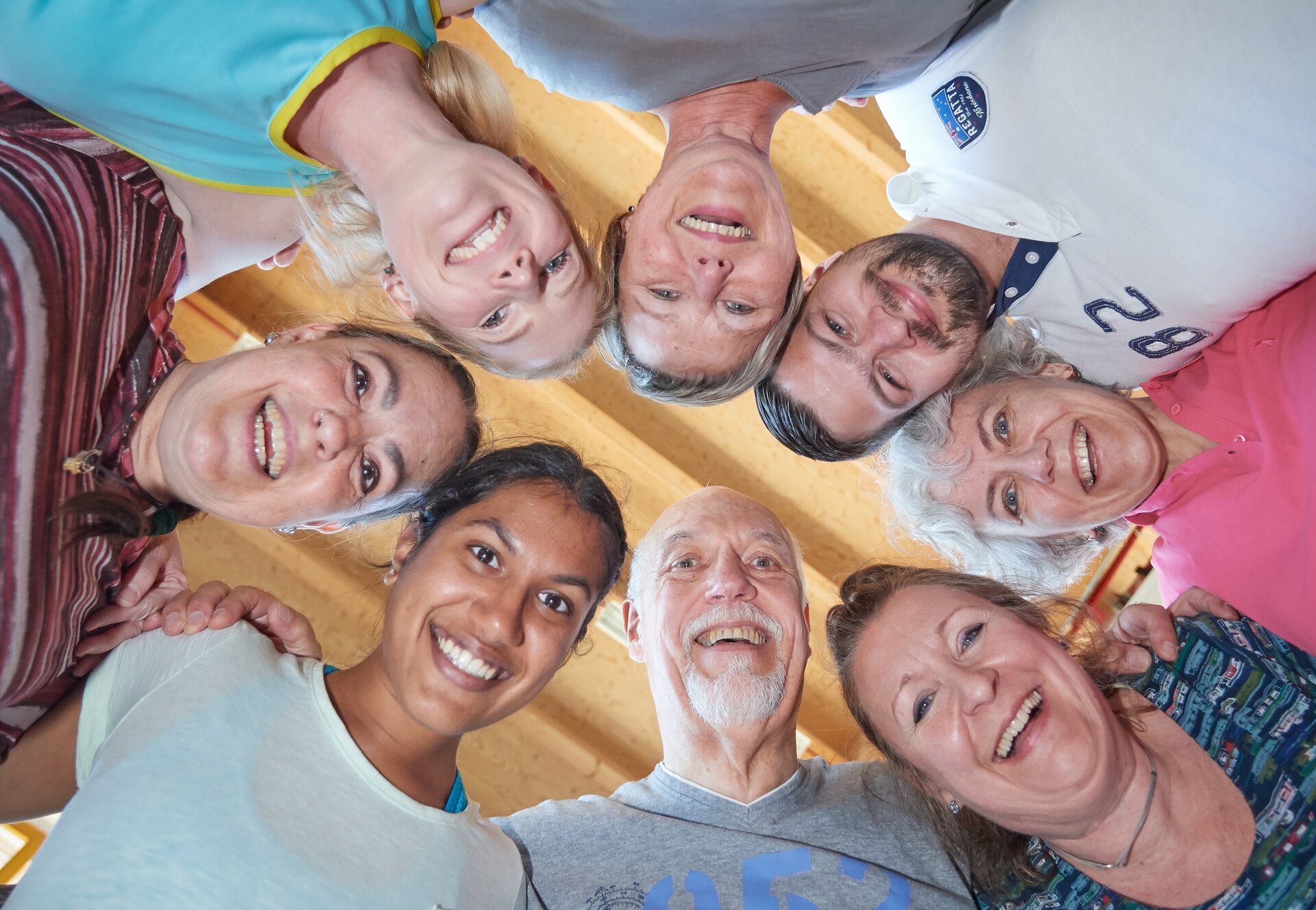 Gruppenbild: Menschen von unten nach oben fotografiert