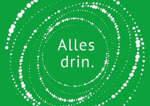 Eine grüne Postkarte, die den Schriftzug "Alles drin" zeigt