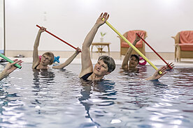 Gruppe von Menschen beim Funktionstraining im Schwimmbecken