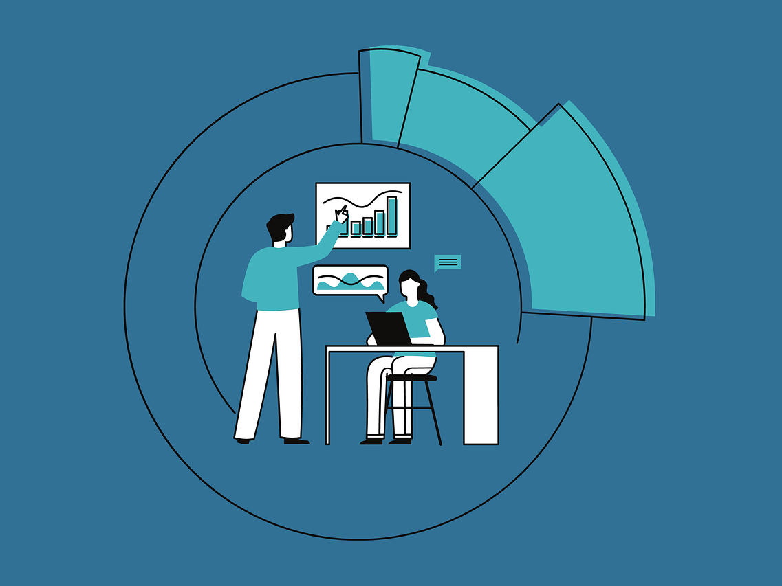 Ein Mann zeigt etwas in einem Diagramm auf einer Tafel und eine Frau sitzt am Laptop.