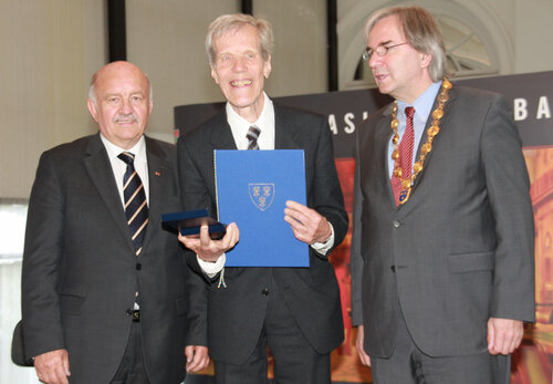 Stadtverordnetenvorsteher Wolfgang Nickel (links) und Oberbürgermeister Dr. Helmut Müller (rechts) bei der Verleihung der Carol-Nachman-Medaille an Prof. Dr. Ernst Feldtkeller.