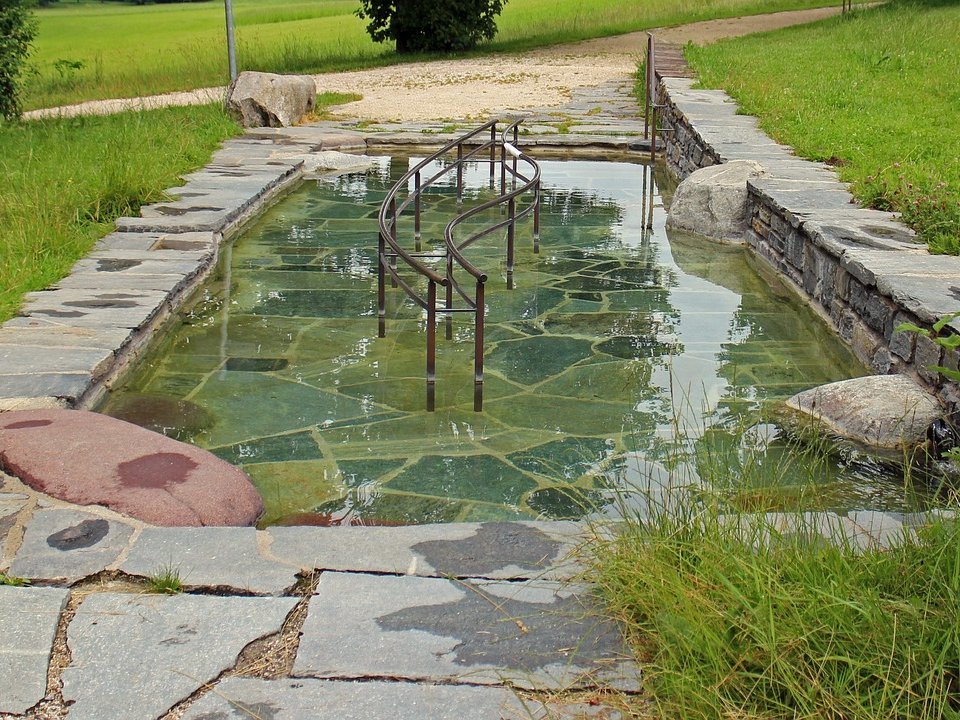 Kneippkurorte bieten oftmals die Möglichkeit zum Wassertreten.