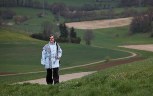 Frau vor Landschaft