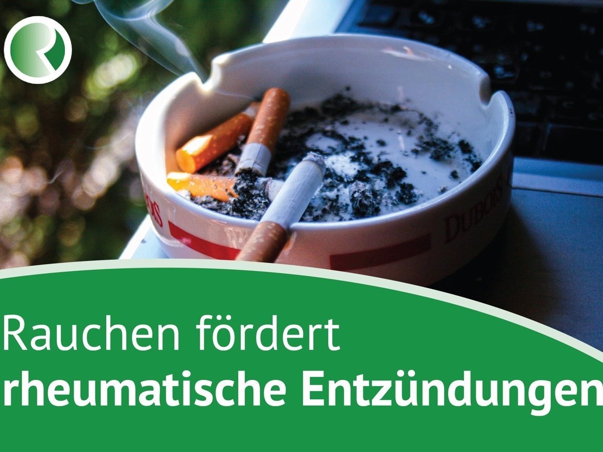 Das Bild zeigt einen Aschenbecher und den Satz "Rauchen fördert rheumatische Entzündungen".