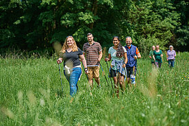 Gruppe von Menschen beim Nordic Walking