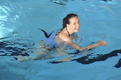 Frau beim Aquajogging