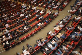 Zuhörer in einem Saal Vorlesung Sitzung 