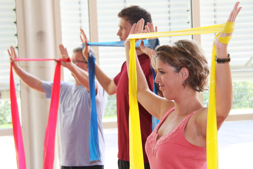 Funktionstraining, ein spezielles Bewegungsprogramm für Rheumakranke das hilft, die Gelenkbeweglichkeit zu erhalten. Quelle Rheuma-Liga Baden-Württemberg.