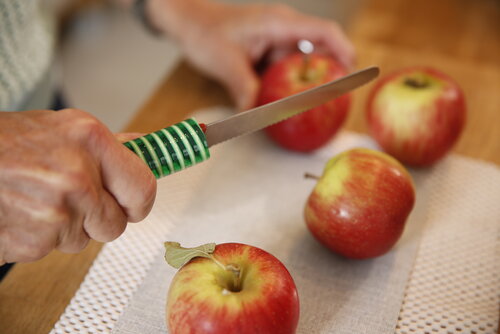 Mit dem richtigen Messergriff gelingt Gelenkschutz im Alltag, hier z.B. beim Apfel schneiden, Deutsche Rheuma-Liga; Fotos: Kirsten Kofahl