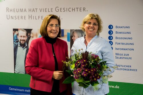 Ehrenpräsidentin Prof. Dr. Erika Gromnica-Ihle begrüßt Beatrix Gärtig, das 300.000ste Mitglied der Rheuma-Liga, Foto David Brych / Deutsche Rheuma-Liga